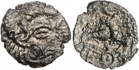 ARMORIQUE, Coriosolites, bill. quart de statère, vers 50 av. J.-C. Classe V. Type au nez en crosse. D/ T. à d., le nez en forme de crosse, les cheveux...