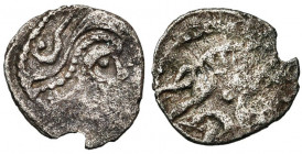 ARMORIQUE, Andecavi, bill. obole. Type de La Chaloire. D/ Petite t. à d., le crâne cerné d''un perlé d''où partent des volutes perlées. R/ Sanglier-en...