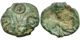 GAULE BELGIQUE, Ambiani, AE bronze. D/ Deux sangliers adossés. Au-dessus, roue à six rayons surmontant un bâton. R/ Cheval galopant à d. Au-dessus, tê...