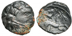 GAULE BELGIQUE, Ambiani, AE bronze. D/ T. barbue à d., les cheveux en arcs de cercle, la barbe formée de deux lignes perlées parallèles. R/ Cheval à d...