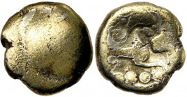 GAULE BELGIQUE, attribution indéterminée, El quart de statère. D/ Surface lisse avec bourrelet. R/ Cheval androcéphale à d. Derrière la t. à g., trois...