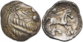 GAULE BELGIQUE, Bellovaci, AR drachme. D/ Profil très schématisé à d., un annelet et un astre de part et d''autre de l''oeil. A g., large S. R/ Cheval...