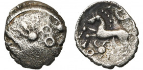 GAULE BELGIQUE, Bellovaci, AR drachme. D/ Restes d''une tête avec un astre et trois annelets. R/ Cheval à la crinière perlée, galopant à g. Au-dessus,...