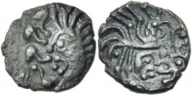 GAULE BELGIQUE, Bellovaci, AE bronze. Type au coq. D/ T. barbue à g., les cheveux indiqués par des traits courbes bouletés. Devant, quatre mèches. R/ ...
