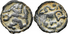GAULE BELGIQUE, Remi, AE potin, 1er s. av. J.-C. D/ Personnage allant à d., coiffé d''une tresse à l''arrière de la tête, ten. une lance et un torque....