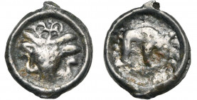 GAULE BELGIQUE, Suessiones, AE potin, après 45 av. J.-C. D/ Bucrâne de f. De part et d''autre, S. Au-dessus, quatre arcs de cercle surmontés d''un poi...