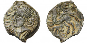 GAULE BELGIQUE, Veliocasses, AE bronze. Type à la tête casquée. D/ B. fém. casqué à g. Devant, SVTICCOS. Derrière, palme. R/ Cheval à g. Au-dessus du ...