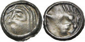 GAULE BELGIQUE, attribution indéterminée, AE potin. D/ T. à g., la chevelure formée de trois traits. R/ Sanglier à g. Entre les pattes, large t. humai...
