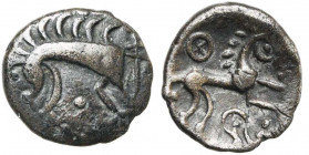 ILE DE BRETAGNE, Iceni, AR unité, 35-25 av. J.-C. D/ Sanglier à d. Au-dessus, cercle perlé et globules. Sous la tête, deux globules. Dans la queue en ...