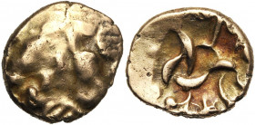 ILE DE BRETAGNE, Corieltauvi, AV statère, 45-10 av. J.-C. Type de South Ferriby. D/ T. l. schématisée à d. R/ Cheval à g. Au-dessus, une ancre. Sous l...