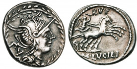 M. Lucilius Rufus, AR denier, 101 av. J.-C., Rome. D/ T. casquée de Roma à d. Derrière, PV. Le tout dans une couronne de laurier. R/ Victoire conduisa...