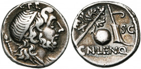 Cn. Cornelius Lentulus Marcellinus, AR denier, 76-75 av. J.-C., Espagne (?). D/ B. du Genius Populi Romani à d., un sceptre sur l''épaule. Au-dessus, ...