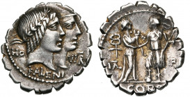 Q. Fufius Calenus et P. Mucius Scaevola, AR denier serratus, 70 av. J.-C., Rome. D/ T. accolées de Honos et Virtus à d. A g. HO, à d. VIR, dessous KAL...