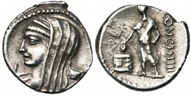 L. Cassius Longinus, AR denier, 63 av. J.-C., Rome. D/ T. diad., voilée de Vesta à g. A d., coupe à deux anses. A g., I. R/ LONGIN·III·V Un électeur d...