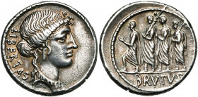 M. Iunius Brutus Q. Caepio, AR denier, 54 av. J.-C., Rome. D/ LIBERTAS T. de Libertas à d., parée de boucles d''oreilles et d''un collier. R/ BRVTVS L...