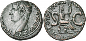 TIBERE (14-37), AE as, 15-16, Rome. D/ TI· CAESAR· DIVI· AVG· F· AVGVST· IMP· VII· T. à g. R/ PONTIF· MAXIM· TRIBVN· POTEST· XVII Figure féminine, voi...