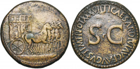 TIBERE (14-37), AE sesterce, 35-36, Rome. D/ Carpentum tiré par quatre chevaux, le panneau décoré par la Victoire entre deux trophées, le pied posé su...