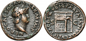 NERON (54-68), AE as, 65, Rome. D/ NERO CAESAR AVG GERM IMP T. l. à d. R/ PACE P R VBIQ PARTA IANVM CLVSIT/ S-C Vue du temple de Janus, les portes fer...