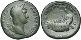 HADRIEN (117-138), AE sesterce, 132-134, Rome. D/ HADRIANVS AVGVSTVS B. l., dr. à d. R/ FELICITATI AVG/ S-C/ COS III PP Galère à g. sur les vagues ave...