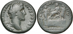 ANTONIN le Pieux (138-161), AE sesterce, 139, Rome. D/ ANTONINVS AVG PIVS P P TR P T. l. à d. R/ L''empereur assis à g. sur une chaise curule, placée ...