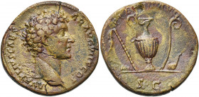 MARC AURELE César (139-161), AE sesterce, 140-144, Rome. D/ T. à d. R/ PIETAS AVG/ SC Emblèmes sacerdotaux. BMC 226, 1405; RIC 1234a. 19,71g Patine br...
