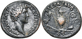 MARC AURELE César (139-161), AE as, 140-144, Rome. D/ AVRELIVS CAESAR- AVG PII F COS T. à d. R/ PIETAS AVG/ SC Emblèmes sacerdotaux. BMC 228, 1411; RI...