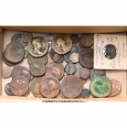 lot de 21 bronzes, dont: Tibère, as, R/ Autel de Lyon; Hadrien, sesterce, R/ Justitia; Antonin le Pieux, sesterce, R/ Salus, Fortuna; Marc Aurèle, ses...