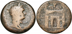 EGYPTE, ALEXANDRIE, Domitien (81-96), AE drachme, 94-95. D/ T. l. à d. R/ Arc de triomphe à trois arches, avec fronton, surmonté de l''empereur dans u...