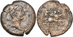 EGYPTE, ALEXANDRIE, Trajan (98-117), AE drachme. D/ T. l. à d., l''épaule g. dr. R/ L''empereur ten. une branche de laurier et un sceptre, deb. dans u...