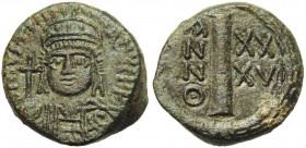 Justinien Ier (527-565), AE decanummi, an 35, 561-562, Rome. D/ B. casqué et cuir. de f., ten. un gl. cr. et un bouclier. R/ Dans une couronne, grand ...