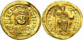Justin II (565-578), AV solidus, Constantinople. Off. Θ. D/ B. casqué et cuir. de f., ten. un gl. nicéphore et un bouclier. R/ VICTORI-A AVCCCΘ/ CONOB...