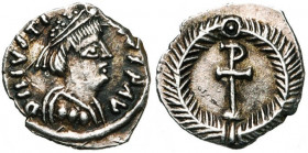 Justin II (565-578), AR 1/8 silique, 567-578, Ravenne. D/ DN IVSTI-NV PP AVC B. diad., dr. et cuir. à d. R/ Dans une couronne,  sur un gl. Sear 415; ...