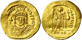 Maurice Tibère (582-602), AV solidus, 583-601, Constantinople. Off. B. D/ B. casqué et cuir. de f., ten. un gl. cr. R/ VICTORI-A AVCCB/ CONOB Victoire...