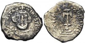 Constant II (641-668), AR hexagramme, 648-651/652, Constantinople. D/ B. barbu, cour. de f., ten. le gl. cr. R/ Croix potencée sur un globe posé sur t...