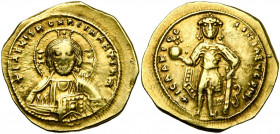 Isaac Ier Comnène (1057-1059), AV tetarteron, Constantinople. D/ B. du Christ nimbé de f., ten. les Evangiles. R/ L''empereur, en habit militaire, deb...