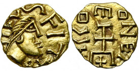 MEROVINGIENS, AV tremissis, vers 625-635, Quentovic (Wiccus). Monétaire Anglus I. D/ IVVS- FIT+ T. stylisée à d. R/ [Λ]NCCO MONET Croix au sommet pote...