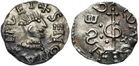 MEROVINGIENS, AR denier, fin du 7e s., Sens. D/ + SENONAS CIVET T. à d. R/ Monogramme d''un L rétrograde et croiseté, traversant une lettre G, entre t...