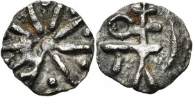 MEROVINGIENS, AR denier, 1e moitié du 8e s., atelier indéterminé. D/ Monogramme formé de deux A entrelacés, entourés de traits et de points. R/ Person...