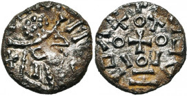 ANGLO-SAXONS, AR sceat, vers 680-710. Série F ("Cross on steps"). Type 24b var. D/ T. à d., coiffée d''un casque (?) couvert de globules. R/ Croisette...