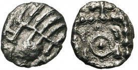 ANGLO-SAXONS, AR sceat, vers 680-710. Type VER dégénéré. D/ T. dégénérée à g. R/ Etendard dégénéré. S. 783; N. -; Metcalf, Sceattas, 146 var.; M.E.C. ...