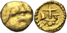 FRISE, AV triens, début du 7e s. Type de Nietap. D/ Vestiges d''une tête. R/ Dans un cercle perlé, croix sur une base, entre deux lettres déformées. E...