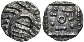 FRISE, AR sceat, vers 695-740. Série E. Type au "porc-épic". D/ T. dégénérée à d., contenant quatre traits. R/ Etendard stylisé, au type VICO dégénéré...