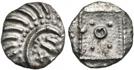 FRISE, AR sceat, vers 695-740. Série E. Type au "porc-épic". D/ T. dégénérée à d., dans laquelle XII. R/ Etendard stylisé, contenant un annelet entre ...