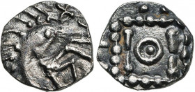 FRISE, AR sceat, vers 695-740. Série E. Type au "porc-épic". D/ T. dégénérée à d. R/ Etendard stylisé. S. 790G1; Metcalf, Sceattas, 217, fig. 1. 0,91g...