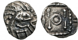 FRISE, AR sceat, vers 695-740. Série E. Type au "porc-épic". D/ T. dégénérée à d. R/ Etendard stylisé. S. 790G1; Metcalf, Sceattas, 217, fig. 1. 0,96g...