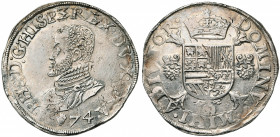 BRABANT, Duché, Philippe II (1555-1598), AR écu Philippe, 1574, Anvers. D/ B. cuir. à g. R/ Ecu couronné sur une croix de Bourgogne, entre deux brique...
