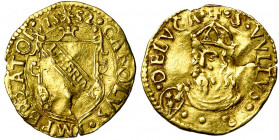 ITALIE, LUCQUES, République (1369-1799), AV scudo d''oro del sole, 1552. Au titre de Charles Quint. D/ CAROLVS IMPERATOR Ecu orné à une bande inscrite...