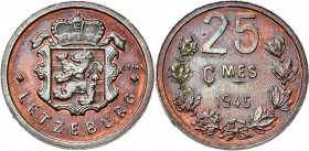 LUXEMBOURG, Charlotte (1919-1964), 25 centimes, 1945. Essai en cuivre. Tranche lisse. 100 p. frappées. Probst L383-1. Rare Petites taches.
Superbe à ...
