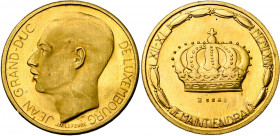 LUXEMBOURG, Jean (1964-2000), AV module de 20 francs, 1964. Avènement du grand-duc. Essai en or. 200 ex. frappées. Probst 03B; Weiller 93a. Rare.
Fle...