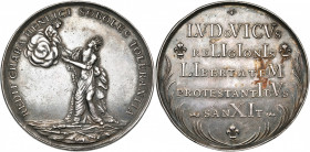 FRANCE, AR médaille, 1787 (chronogramme), Courtot. Edit de tolérance signé par Louis XVI en faveur des protestants. D/ La France deb. à g., levant les...